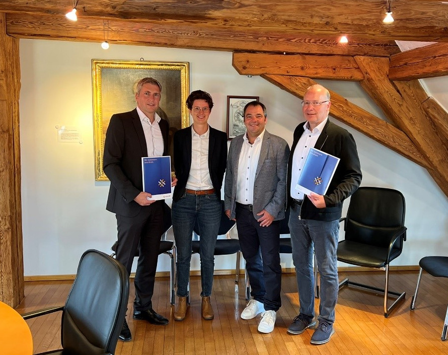  Daniel Jundt Netze BW (links) und Bürgermeister Gerhard Hinz (rechts) mit dem unterzeichneten Stromkonzessionsvertrag für Unlingen. In der Mitte: Christina Schanne (links) und Markus Mayer (rechts) von der Netze BW. (Foto: Gemeinde Unlingen) 